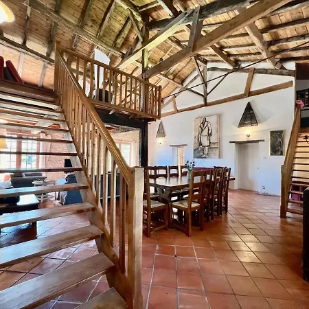 Large House With Pool Sleeping Up To 10 People *