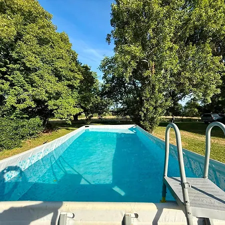 Large House With Pool Sleeping Up To 12 People 别墅