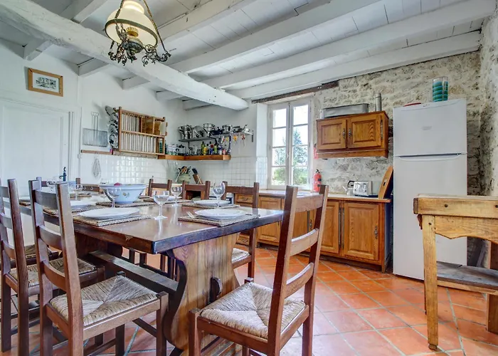 Large House With Pool Sleeping Up To 10 People 别墅 *