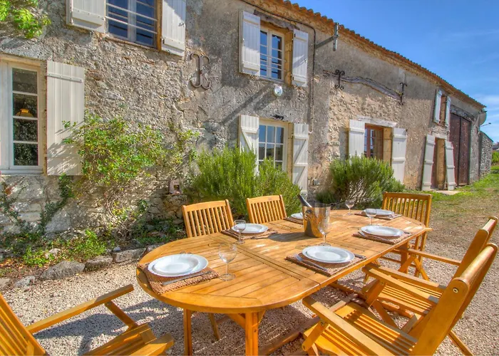 Large House With Pool Sleeping Up To 10 People 别墅 *