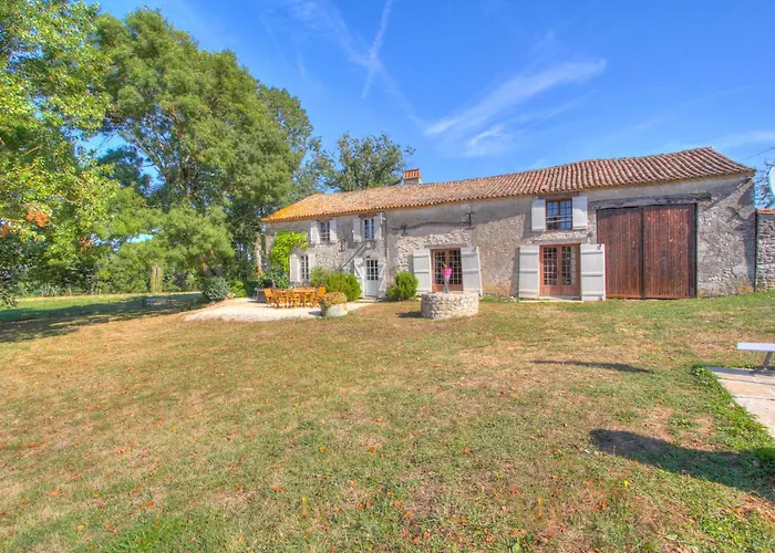 Large House With Pool Sleeping Up To 10 People *